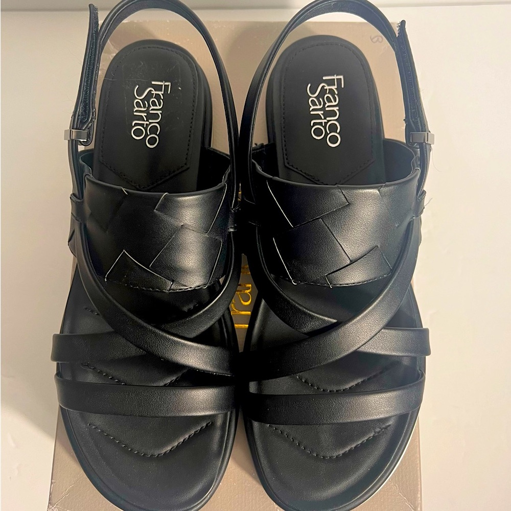 Sporty, slingback sandal.  Slim forefoot, thick mid-foot. Velcro strap.